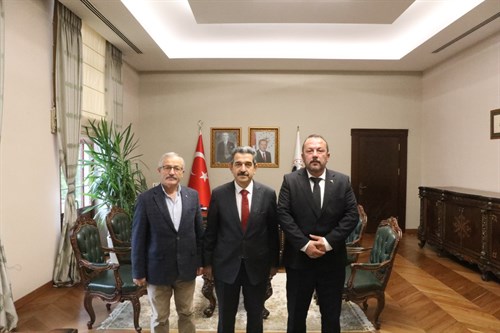 Valimiz Sayın Birol Ekici, tarlarına Cumhuriyetimiz 100 Yaşında yazan çiftçilerimizi Valilik Makamında kabul ederek teşekkür etti…
